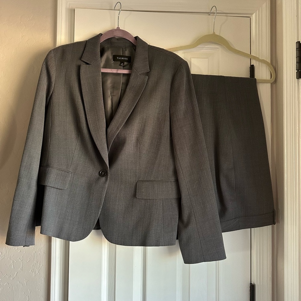 Talbots Suit 14. Like new. Worn 3 times.